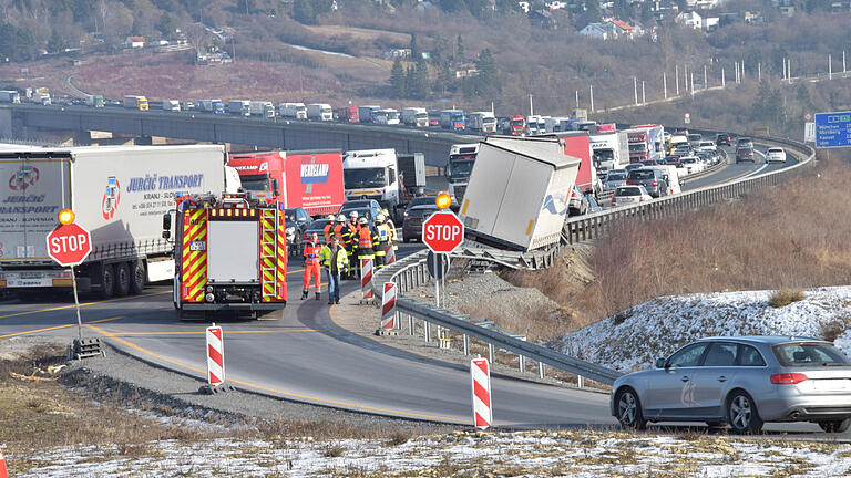 Ein Unfall zwischen einem PKW-Gespann und einem Lastzug ereignete sich am Freitagmittag auf der A3 bei Würzburg.