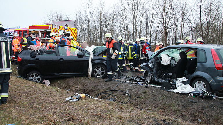 Drei Personen wurden am Mittwoch kurz vor 17 Uhr bei einem Unfall in der Nähe von Wiesenfeld schwers verletzt. Drei Personen wurden am Mittwoch kurz vor 17 Uhr bei einem Unfall in der Nähe von Wiesenfeld schwers verletzt.