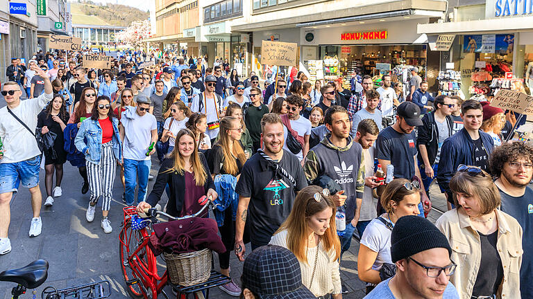 Etwa 300 Teilnehmer versammelten sich am Samstag am Hauptbahnhof unter dem Motto '#NOSPERRZEIT', um gegen die angedachte Sperrstundenverlängerung in Würzburg zu protestieren.