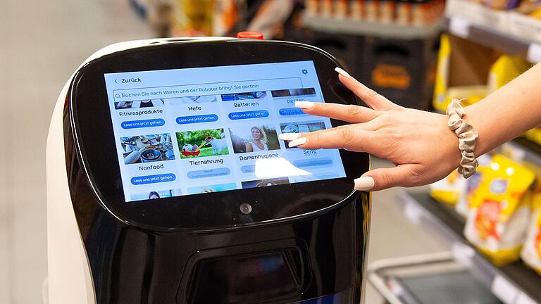 Auf Bertas Bildschirm können Kundinnen und Kunden auswählen, zu welchem Produkt der Roboter sie im Schweinfurter Markt führen soll. Auf Bertas Bildschirm können Kundinnen und Kunden auswählen, zu welchem Produkt der Roboter sie im Schweinfurter Markt führen soll.