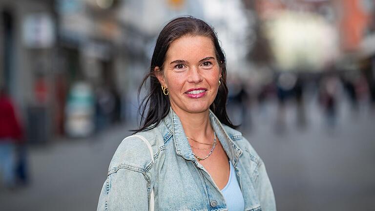 Clara Fröhlich (34) aus Würzburg findet, dass man auch in Würzburg Parkgebühren für SUVs erhöhen sollte. Clara Fröhlich (34) aus Würzburg findet, dass man auch in Würzburg Parkgebühren für SUVs erhöhen sollte.