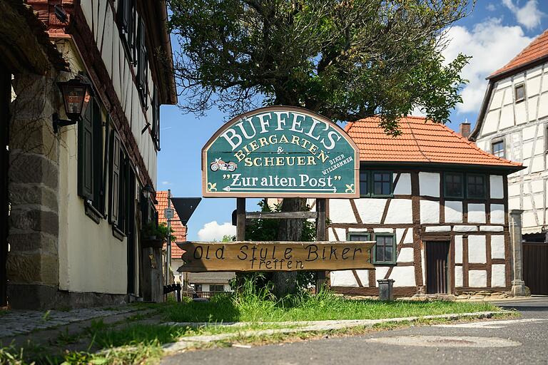 Sonntags gibt es im idyllischen Biergarten in Oberlauringen, Burger, Bier, Kaffee, Kuchen und vieles mehr. Sonntags gibt es im idyllischen Biergarten in Oberlauringen, Burger, Bier, Kaffee, Kuchen und vieles mehr.