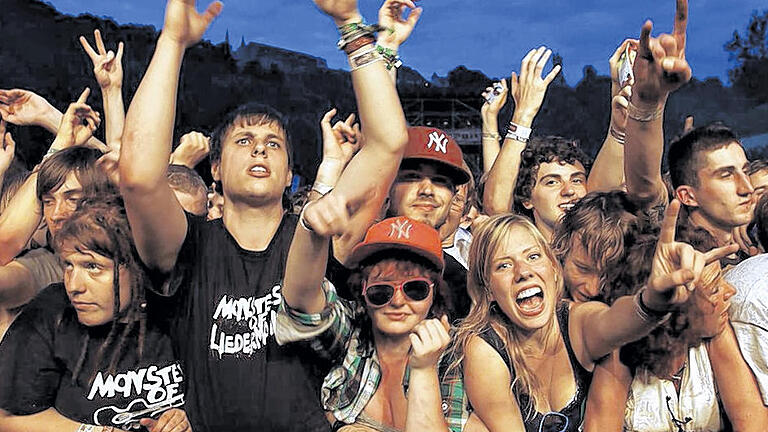 Feiern unter freiem Himmel: Auch diesen Sommer können wir uns auf viele tolle Festivals freuen. Dieses Fotos entstand beim Taubertal-Festival 2011. Feiern unter freiem Himmel: Auch diesen Sommer können wir uns auf viele tolle Festivals freuen. Dieses Fotos entstand beim Taubertal-Festival 2011.