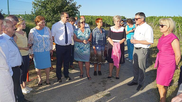 Regionalbesuch des Präsidiums des Bayerischen Landtages in Volkach beim Projekt Vinaqua. Landrätin Tamara Bischof (rechts) und Volkachs Bürgermeister Peter Kornell (daneben) begrüßen die Gäste, darunter auch Landtagspräsidentin Barbara Stamm und Klara Zehnder, fränkische Weinkönigin.