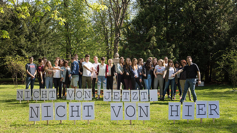 Anlässlich der Leseaktion 'Würzburg liest ein Buch' errichteten Schüler des Röntgen-Gymnasiums auf dem Areal rund um den Ruschkewitz-Brunnen im Ringpark eine Kunstinstallation mit Amichais Romantitel. Anlässlich der Leseaktion 'Würzburg liest ein Buch' errichteten Schüler des Röntgen-Gymnasiums auf dem Areal rund um den Ruschkewitz-Brunnen im Ringpark eine Kunstinstallation mit Amichais Romantitel.