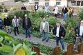 Der Bibelgarten in Sondheim/Rhön belebt den Ortskern, fördert den sozialen Zusammenhalt und die kulturelle Kreativität. Die Teilnehmer an der Projektbereisung in der Streutalallianz, Bürgermeister und Gäste zusammen mit Allianzmanagerin Gertraud Kokula, würdigten die Qualität des Bibelgartens, der 2015/2016 ausschließlich ehrenamtlich auf einem brachliegenden Grundstück neben Kirche und Gemeindehaus errichtet wurde.