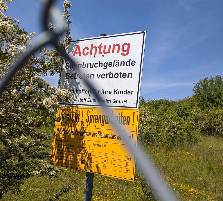 Ein Schild im Steinbruch weist auf mögliche Sprengungen hin. Die Sprengzeiten sind jedoch nicht ausgefüllt. Ein Schild im Steinbruch weist auf mögliche Sprengungen hin. Die Sprengzeiten sind jedoch nicht ausgefüllt.