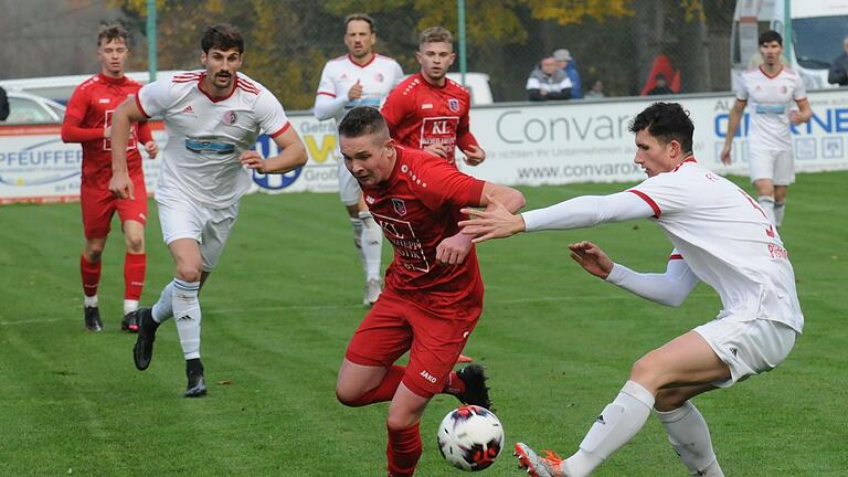 Durfte sich wieder in vorderster Front austoben und gehörte zu den Aktivposten im Fuchsstädter Team: Nico Neder (Bildmitte). Foto: ssp       -  Durfte sich wieder in vorderster Front austoben und gehörte zu den Aktivposten im Fuchsstädter Team: Nico Neder (Bildmitte). Foto: ssp