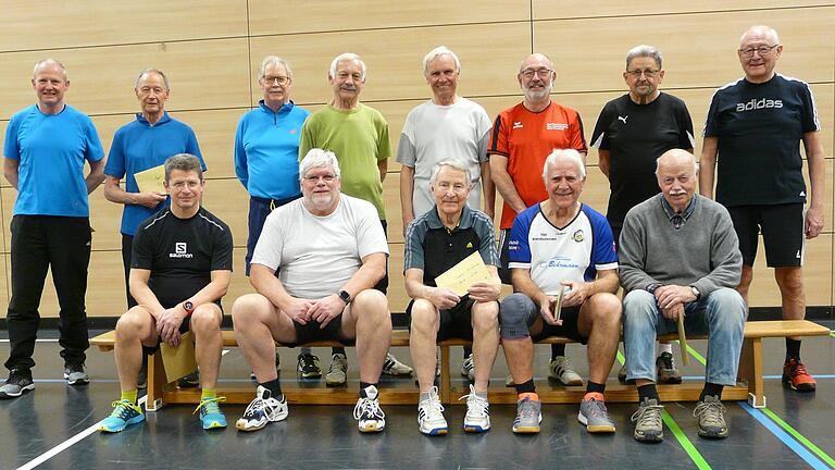 Auf dem Foto hinten von links TSV Vorstand Jürgen Maul, Hubert Appl, Ruppert Adelmann, Günter Bohuschke, Walter Hetzel, Peter Stumpf, Wolfgang Menzel, Helmut Weis; vorne von links Silvio Jama, 2. Vorstand Reiner Kortmann, Winfried Göppner, Sportwart Roland Pöllath, Dieter Demling.