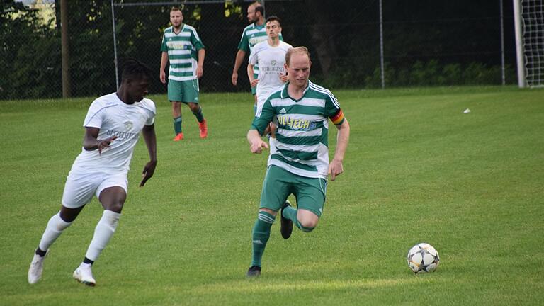 Eine Szene von der Sportwoche des SV Altfeld aus dem Jahr 2021: Christian Huth (rechts), dessen TSV Neuhütten-Wiesthal 2022 wieder dabei ist, gegen Mamadou Bah vom heuer nicht vertretenen Würzburger FV. Eine Szene von der Sportwoche des SV Altfeld aus dem Jahr 2021: Christian Huth (rechts), dessen TSV Neuhütten-Wiesthal 2022 wieder dabei ist, gegen Mamadou Bah vom heuer nicht vertretenen Würzburger FV.