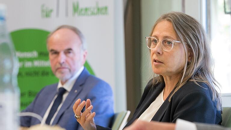 Walter Herberth, Oberpflegamtsdirektor der Stiftung Juliusspital Würzburg, und Annette Noffz, Leitende Stiftungsdirektorin Bürgerspital Würzburg, warnen vor einer Verschärfung des Pflegenotstandes.