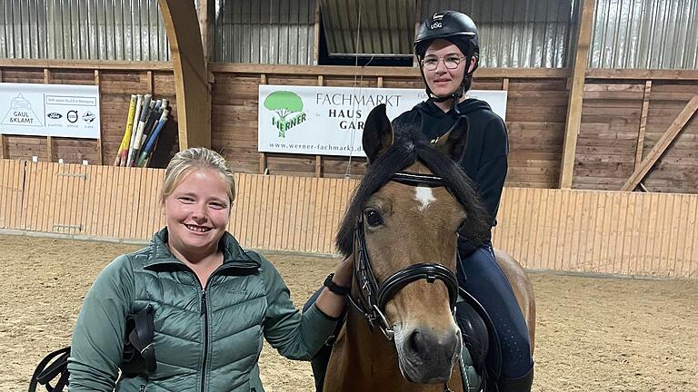 Reitlehrerin Teresa Fischer mit Paulchen und Reitschülerin Lotta.