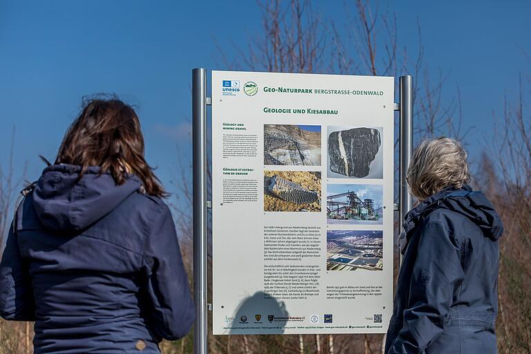 An 15 Stationen können Ausflüger die bekannten und verborgenen Sehenswürdigkeiten und Schätze der Kommune entdecken. Die Ausflügler im Bild befinden sich an der Station, die Auskünfte über die Biotope an der Niedernberger Seenplatte bereithält. Wandern auf dem zehn Kilometer langen Kulturweg 'Blechkatzen im Honischland' in Niedernberg. An 15 Stationen können Ausflüger die bekannten und verborgenen Sehenswürdigkeiten und Schätze der Kommune entdecken. Die Ausflügler im Bild befinden sich an der Station, die Auskünfte über die Biotope an der Niedernberger Seenplatte bereithält. Wandern auf dem zehn Kilometer langen Kulturweg 'Blechkatzen im Honischland' in Niedernberg.