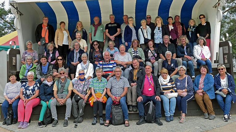 Bis auf den letzten Platz gefüllt: die TVO-Reisegruppe im größten Strandkorb der Welt.