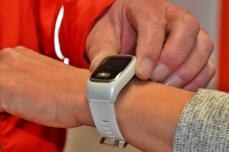 Ein Armband mit dem Notrufknopf kann für Alleinstehende schnelle Hilfe bringen Ein Armband mit dem Notrufknopf kann für Alleinstehende schnelle Hilfe bringen