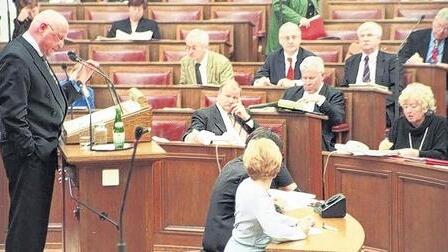 Januar 1999: Manfred Ach bei seiner ersten Rede im Bayerischen Landtag als Vorsitzender des Haushaltsausschusses. Januar 1999: Manfred Ach bei seiner ersten Rede im Bayerischen Landtag als Vorsitzender des Haushaltsausschusses.