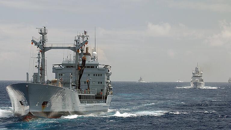 Der deutsche Marine-Tanker 'Spessart' fährt im NATO Verbund im Atlantik. Das Foto ist aus dem Jahre 2007.