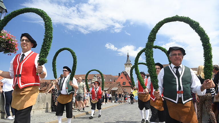 Zahlreiche Trachtengruppen und Vereine ziehen am Samstag (06.07.19) im Rahmen des Kiliani Umzugs durch die Innenstadt in Würzburg. Der Umzug ist fester Betandteil des Kiliani Volksfestes und findet traditionell am ersten Samstag des Festes statt.
