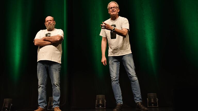 Über zwei Stunden ließen Hans Greifenstein und Clajo Herrmann (rechts) als Babenhäuser Pfarrerkabarett in der Lohrer Stadthalle reine Wortgewitter auf das Publikum niederprasseln.