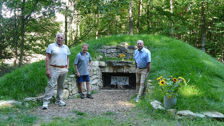 Alfred Burkard und Herbert Deißenberger sind die 'Wächter des Grabes und des Weges' der Hügelgräber auf dem Stettner Berg. Der Vorsitzende der Geschichtsfreunde Stetten, Georg Riedmann (rechts), hatte den größten Anteil an der Umsetzung des Nachbaus.