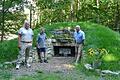 Alfred Burkard und Herbert Deißenberger sind die 'Wächter des Grabes und des Weges' der Hügelgräber auf dem Stettner Berg. Der Vorsitzende der Geschichtsfreunde Stetten, Georg Riedmann (rechts), hatte den größten Anteil an der Umsetzung des Nachbaus.