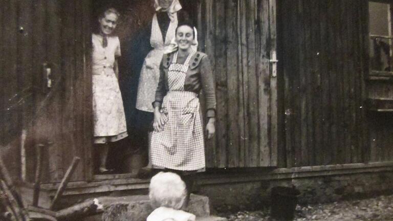 Die Menschen aus Márkó trugen auch nach ihrer Ankunft in Gerolzhofen noch ihre traditionelle Kleidung, die Frauen beispielsweise auch Kopftücher.