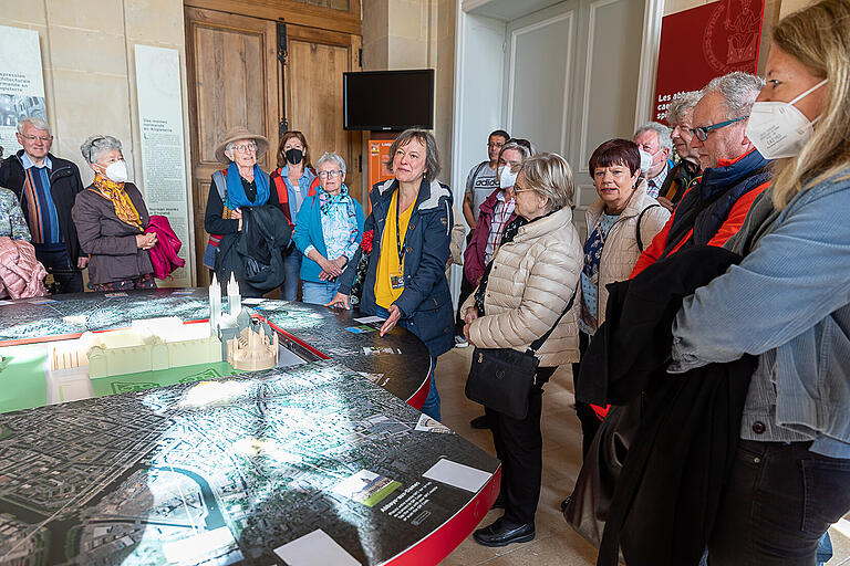 Die Teilnehmerinnen und Teilnehmer der Bürgerreise erkundeten das Rathaus der Stadt Caen.