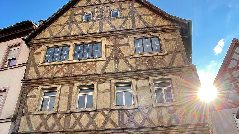 Das ehemalige Götz-Haus heißt jetzt Markthaus und bildet mit dem dahinterliegenden Bachhaus eine neue Dettelbacher Altstadt-Achse zwischen Historischem Rathaus und Kirche. Das ehemalige Götz-Haus heißt jetzt Markthaus und bildet mit dem dahinterliegenden Bachhaus eine neue Dettelbacher Altstadt-Achse zwischen Historischem Rathaus und Kirche.