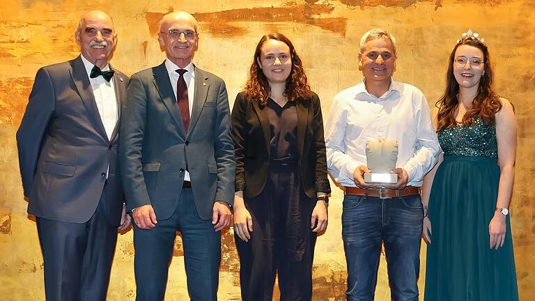 Der Ehrenpreis des Landkreises Haßberge geht nach Sand: Landrat Wilhelm Schneider (2. von links) übergab ihn an Stefan und Nadine Rippstein. Zu dem Erfolg gratulierte auch Weinbaupräsident Arthur Steinmann (links) und die Fränkische Weinkönigin Lisa Lehritter (rechts).