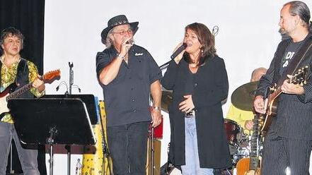 Die Bell Bottom Blues Band mit Uwe Heppenstiel und Linda Schmelzer sowie den Gitarristen Klaus Wolf und Mike Viertel nahmen die Zuhörer mit auf eine Reise in die musikalische Welt von Eric Clapton. Die Bell Bottom Blues Band mit Uwe Heppenstiel und Linda Schmelzer sowie den Gitarristen Klaus Wolf und Mike Viertel nahmen die Zuhörer mit auf eine Reise in die musikalische Welt von Eric Clapton.