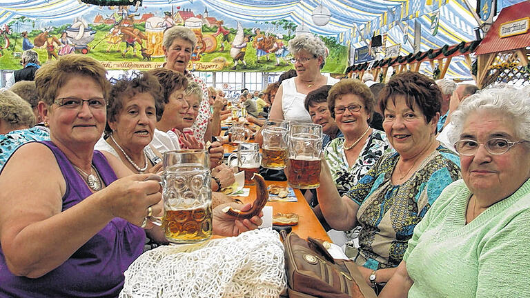 Seniorennachmittag auf Laurenzi: Wo das Alter keine Rolle spielt - (jogi) Der Montagnachmittag auf der Laurenzi-Messe gehört traditionell den Senioren – so war das auch in diesem Jahr. 21 Gruppen aus Marktheidenfeld und Umgebung hatten sich angemeldet. Für die musikalische Unterhaltung sorgte die Musikkapelle Hausen, die in dezenter Lautstärke spielte und immer wieder Pausen machte. Abgesehen von der Musik gab es auch diesmal kein zusätzliches Programm, sodass die Senioren genug Gelegenheit hatten, miteinander zu reden und Freunde zu treffen. Bürgermeisterin Helga Schmidt-Neder freute sich, dass so viele Menschen den Weg zum „Nachmittag der Junggebliebenen“ gefunden hatten. Sie gab ihnen ein Zitat der Schauspielerin Ursula Andress mit auf den Weg: „Wichtig ist die Lebensfreude, dann spielt das Alter keine Rolle.“ Mehr Bilder sehen Sie im Internet unter www.mainpost.de/regional/main-spessart/marktheidenfeld. Seniorennachmittag auf Laurenzi: Wo das Alter keine Rolle spielt - (jogi) Der Montagnachmittag auf der Laurenzi-Messe gehört traditionell den Senioren – so war das auch in diesem Jahr. 21 Gruppen aus Marktheidenfeld und Umgebung hatten sich angemeldet. Für die musikalische Unterhaltung sorgte die Musikkapelle Hausen, die in dezenter Lautstärke spielte und immer wieder Pausen machte. Abgesehen von der Musik gab es auch diesmal kein zusätzliches Programm, sodass die Senioren genug Gelegenheit hatten, miteinander zu reden und Freunde zu treffen. Bürgermeisterin Helga Schmidt-Neder freute sich, dass so viele Menschen den Weg zum „Nachmittag der Junggebliebenen“ gefunden hatten. Sie gab ihnen ein Zitat der Schauspielerin Ursula Andress mit auf den Weg: „Wichtig ist die Lebensfreude, dann spielt das Alter keine Rolle.“ Mehr Bilder sehen Sie im Internet unter www.mainpost.de/regional/main-spessart/marktheidenfeld.