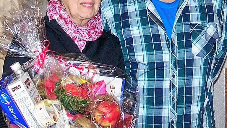 Vorsitzender Gerd Schreihanz ehrte Monika Zukunft für 26 Jahre Tätigkeit als Schriftführerin mit einem Präsent.