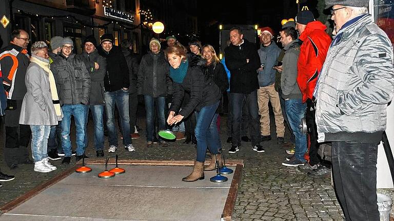 Eisstockwettbewerb: Beim dritten Winterzauber war sportliche Betätigung angesagt, neun Mannschaften traten an.