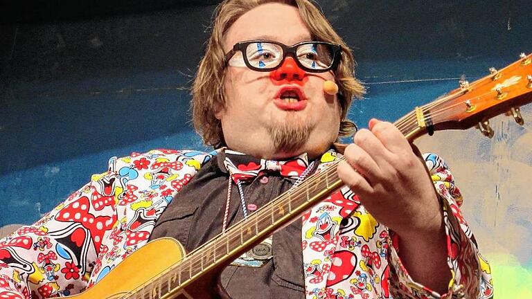 Cosmas Fischer begeisterte in der rappelvollen Besengau-Scheuer mit seiner ganz besonderen Art von Humor das Publikum. Cosmas Fischer begeisterte in der rappelvollen Besengau-Scheuer mit seiner ganz besonderen Art von Humor das Publikum.