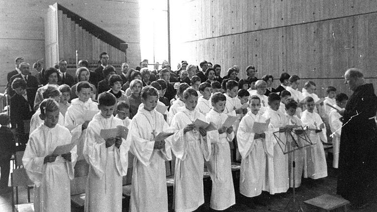 Bei der Einweihung der „Heiligen Familie“ sangen Schola und Chor unter der Leitung von Pater Norbert Weber. Bei der Einweihung der „Heiligen Familie“ sangen Schola und Chor unter der Leitung von Pater Norbert Weber.