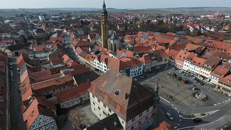 Die Luft ist rein in und über Bad Königshofen: Bioklima und Luftqualität in Bad Königshofen sind laut einem Gutachten nach wie vor gut. Somit sind die lufthygienischen Voraussetzungen für eine Bestätigung als Heilbad ohne Einschränkungen gegeben. Die Luft ist rein in und über Bad Königshofen: Bioklima und Luftqualität in Bad Königshofen sind laut einem Gutachten nach wie vor gut. Somit sind die lufthygienischen Voraussetzungen für eine Bestätigung als Heilbad ohne Einschränkungen gegeben.