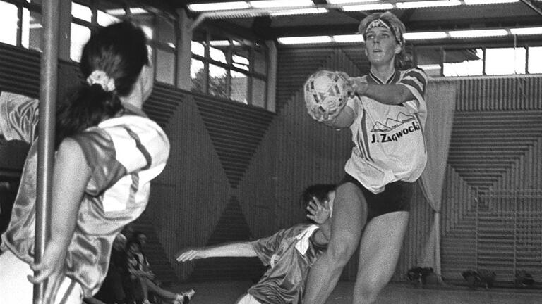 Beim Wurf: Tanja Hammer (rechts) 1998 im Spiel gegen Grafenrheinfeld. Beim Wurf: Tanja Hammer (rechts) 1998 im Spiel gegen Grafenrheinfeld.