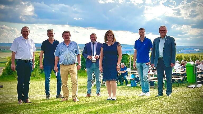 Gäste und Verantwortliche am Festakt zum 75-jährigen Bestehen der Rimparer CSU: Paul Lehrieder, Bernhard Weidner, Gerhard Eck, Thomas Eberth, Rosa Behon, Christan Reith und Manfred Ländner.