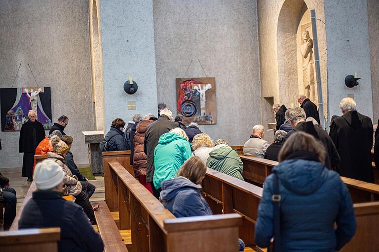 Ein roter Faden zieht sich durch alle Kunstwerke: die Kreuzigungsdarstellung von Fr. Maurus Kraus, die im Kreuzgang der Klausur hängt. Jesus ist zu diesem Zeitpunkt bereits tot. 'Er hängt voll drin', erklärt P. Meinrad. 'Solidarität ist für mich damit die Explosion der Erlösung. Jesus ist diesen Weg durch den Tod schon gegangen - und schon bin ich nicht mehr allein.' Mit einer Verneigung wurde diese Solidarität bei der Eröffnung gezeigt. Ein roter Faden zieht sich durch alle Kunstwerke: die Kreuzigungsdarstellung von Fr. Maurus Kraus, die im Kreuzgang der Klausur hängt. Jesus ist zu diesem Zeitpunkt bereits tot. 'Er hängt voll drin', erklärt P. Meinrad. 'Solidarität ist für mich damit die Explosion der Erlösung. Jesus ist diesen Weg durch den Tod schon gegangen - und schon bin ich nicht mehr allein.' Mit einer Verneigung wurde diese Solidarität bei der Eröffnung gezeigt.