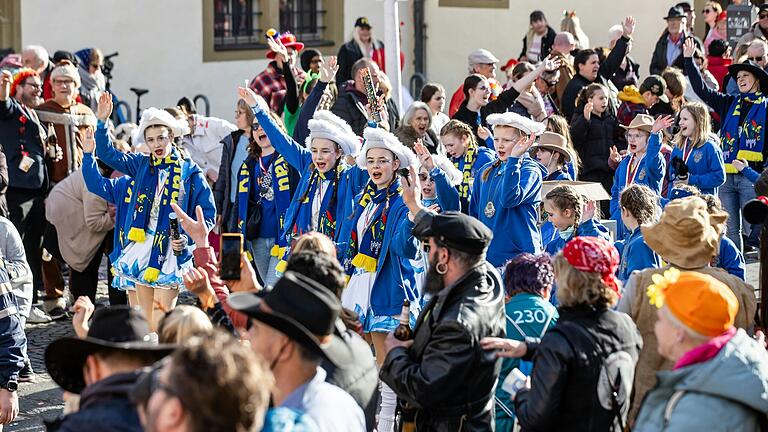 Gardemaß: die Tanzgruppe der gastgebenden Kitzinger Karnevalsgesellschaft. Gardemaß: die Tanzgruppe der gastgebenden Kitzinger Karnevalsgesellschaft.