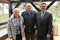 Manfred Karg (Mitte) feierte seinen 90. Geburtstag und ist seit 67 Jahren glücklich mit seiner Ehefrau Gerda (links) verheiratet.  Auch Bürgermeister Thomas Sechser (rechts) überbrachte Glückwünsche zum Jubeltag.