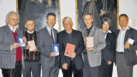 Drei Buchvorstellungen der Rückert-Stiftung: von links Geschäftsführer der Rückert-Gesellschaft Rudolf Kreutner, Franz Lauerbach, OB Sebastian Remelé, Professor Prof. Dr. York-Gothart Mix, Ralf-Georg Czapla (Vorsitzender der Rückert-Gesellschaft e.V.), Claudia Wiener (Mit-Herausgeberin von Saad'is Bostan) und Peter-Arnold Mumm, der an der Edition mitgearbeitet hat.
