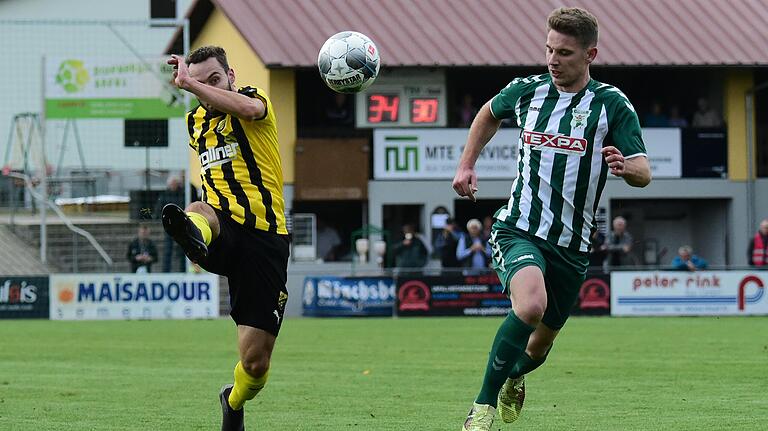 Innenverteidiger Valentin Reitstetter (rechts) wird auch in der kommenden Saison für den TSV Großbardorf spielen.