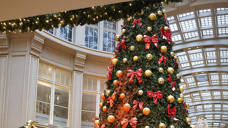 Farbaktion der 'Letzten Generation·.jpeg       -  Selbst dieser Weihnachtsbaum in einem Leipziger Einkaufszentrum wurde von Aktivisten der 'Letzten Generation' mit Farbe besprüht. Unter dem Motto: 'Besinnlich in die Katastrophe? Nächstenliebe = Klimaschutz!'