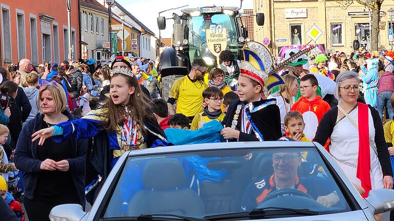 Schaulaufen beim Dachdorfer Faschingszug - das Kinderprinzenpaar 2025, Lucja I. und Elias I. Schaulaufen beim Dachdorfer Faschingszug - das Kinderprinzenpaar 2025, Lucja I. und Elias I.