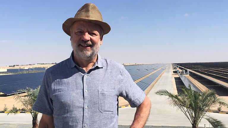 Hans-Josef Fell aus Hammelburg beim Besuch der größten arabischen Photovoltaik-Anlage in Dubai. Anlässlich der Vollversammlung der Internationalen Regierungsorganisation für Erneuerbare Energien (IRENA) reiste er nach Abu Dhabi, das ebenfalls zu den Vereinigten Arabischen Emiraten zählt.  Foto: Tomasz Sluzarzs       -  Hans-Josef Fell aus Hammelburg beim Besuch der größten arabischen Photovoltaik-Anlage in Dubai. Anlässlich der Vollversammlung der Internationalen Regierungsorganisation für Erneuerbare Energien (IRENA) reiste er nach Abu Dhabi, das ebenfalls zu den Vereinigten Arabischen Emiraten zählt.  Foto: Tomasz Sluzarzs