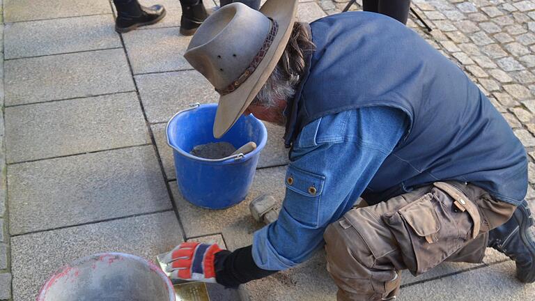 Künstler Gunter Demnig beim Verlegen der Stolpersteine in Bad Brückenau. Foto: Archiv: Johannes Schlereth       -  Künstler Gunter Demnig beim Verlegen der Stolpersteine in Bad Brückenau. Foto: Archiv: Johannes Schlereth