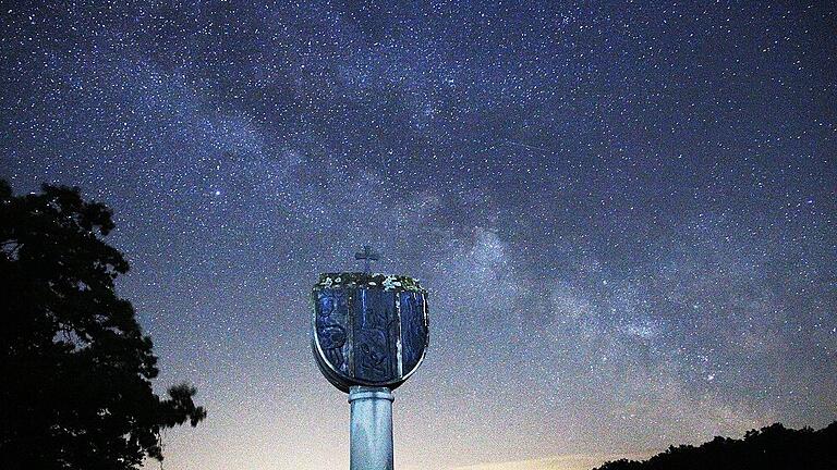 milkyway bildstock quer 23-5-20 diana fuchs       -  In dunklen Nächten sieht sie aus wie ein helles Himmelsband: unsere Heimatgalaxie, die Milchstraße, mit ihren Milliarden Sternen. Dieses Bild entstand an den Holzwiesen zwischen Birklingen und Iphofen.