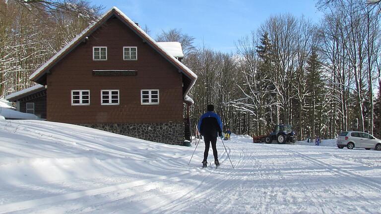 Direkt an der Drei-Hüttenloipe gelegen, aber auch geschlossen in diesem Winter: die Oberbacher Hütte in den Schwarzen Bergen.