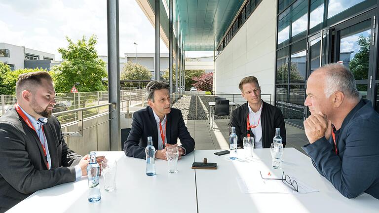 Beim Interview vor der ZF-Kantine in Schweinfurt: Bundestagsabgeordneter Markus Hümpfer (von links), SPD-Fraktionschef Rolf Mützenich, Pressereferent Dominik Dicken und Main-Post-Reporter Michael Czygan.